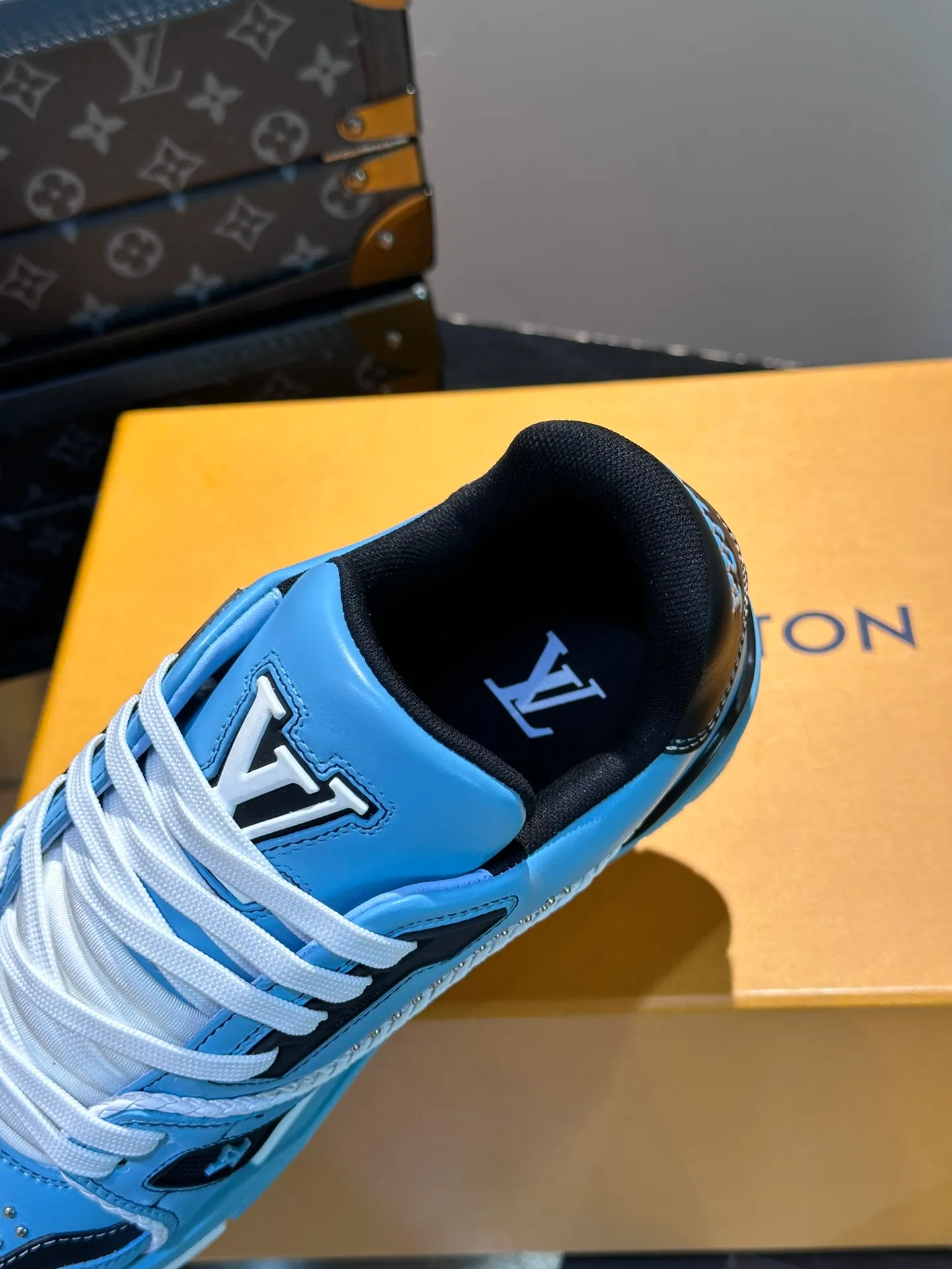 LV P840 men's sneakers, new colors, this LV Trainer sneaker is made of grained calf leather in colorful tones, with rivet decoration on the upper and handwritten Louis Vuitton logo on the side, which contrasts with the western-style Vuitton logo on the rear. The original construction was designed by Virgil Abloh and is inspired by vintage basketball shoes. Continuing the complex upper, the rubber-injected rubber outsole continues the iconic elements, with LV letters on the tongue and sides, Vuitton logo on the rear, Monogram flowers on the outsole, handwritten Louis Vuitton logo on the side, and standard insoles to continue the comfort experience. Comes complete with original box packaging! Size: 38-46
